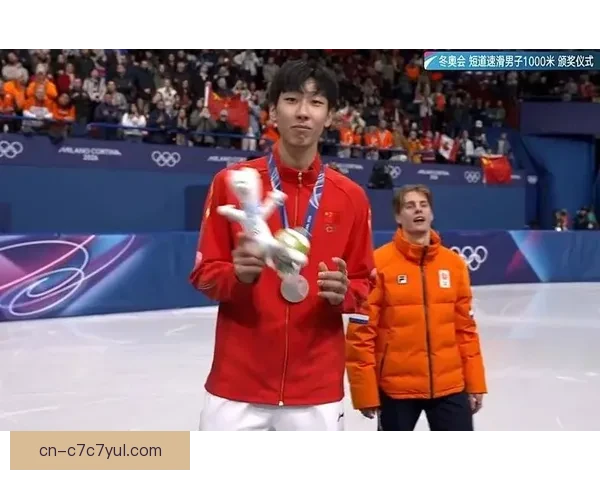 孙龙夺银颁奖台上开心比赞指旗